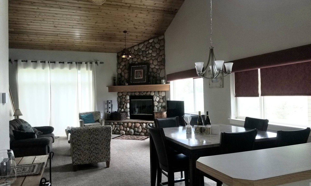 Gallatin Gateway House | Idyllic Big Sky Stay, Immaculate 3bed/3bath Townhome, Private Hot Tub