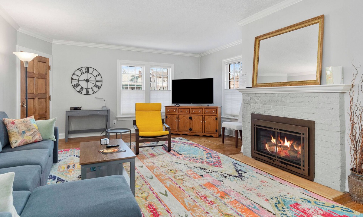 Fort Wayne Apartment | Immaculate-Central-Parking-Gardens-Dining-Cafés