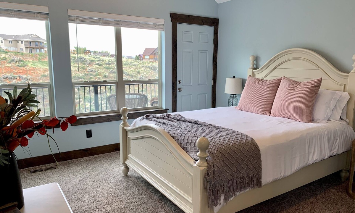 Sweetwater Cabin | Immaculate Garden City Cabin - Stunning Bear Lake Views - sleeps 14!
