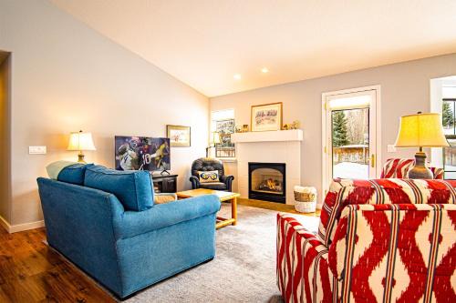Hailey House | In the Heart of Hailey; PRIVATE PET-FRIENDLY 3 bedroom home with garage