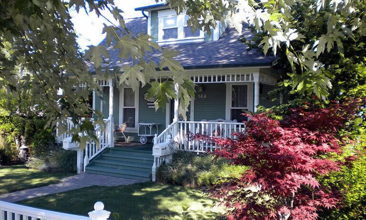 Historic Railroad District House | In the historic railroad district, walking distance to all the best of Ashland!