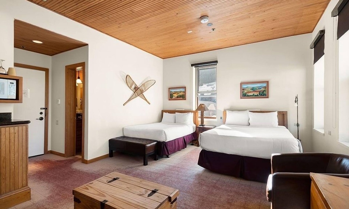 Downtown Hotel | Independence Square Unit 313 | Downtown Hotel Room in Aspen with Rooftop Hot Tub