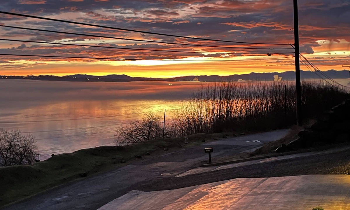 North End Apartment | Industrial modern house with Water Views – Ideal Tacoma Getaway