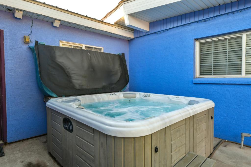 Moab House | Inn 4 - Downtown 1 bedroom unit, sleeps 6 with shared hot tub