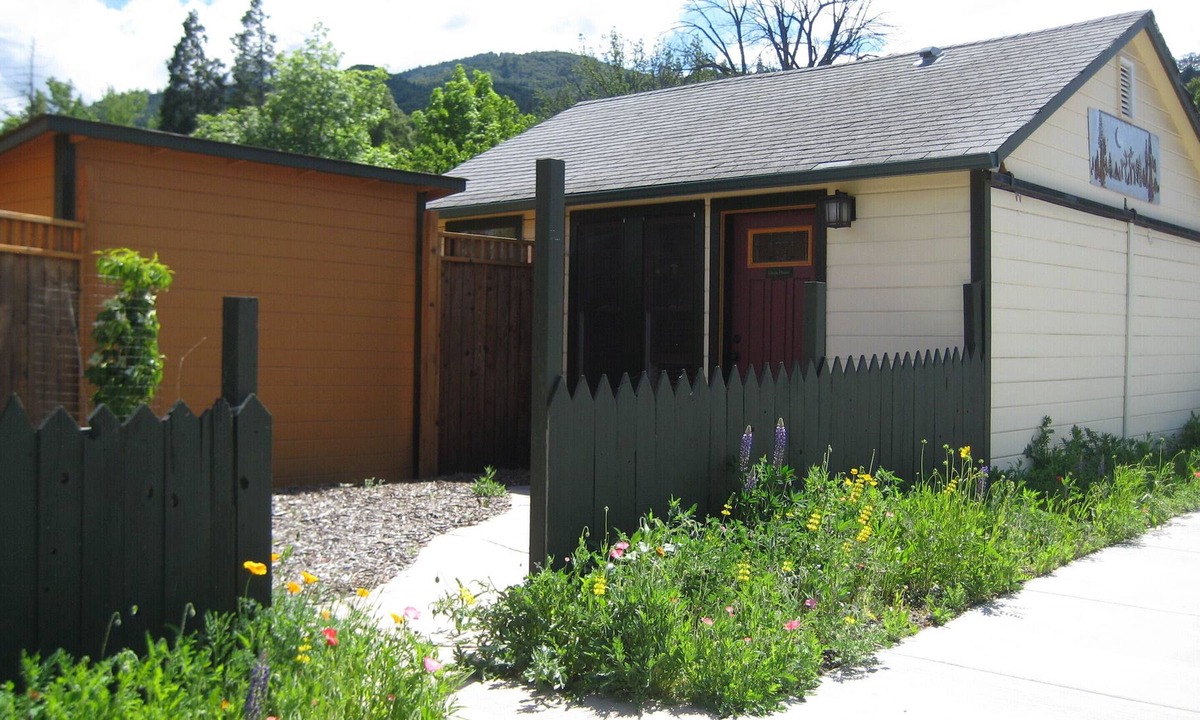 Ashland Cottage | Intimate Comfort in a vintage neighborhood 4 blocks walk to Ashland Plaza.