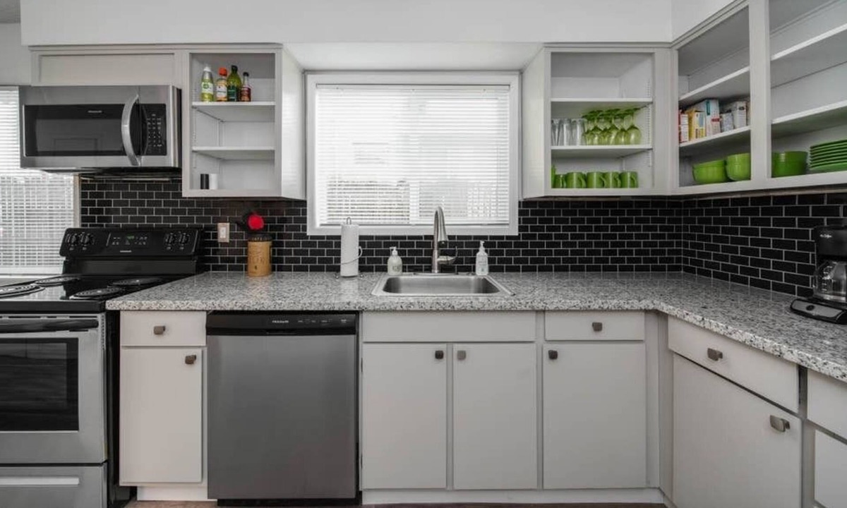Sunnyside Condo | #InvestREPM SE Belmont Walk to Shopping & Dining