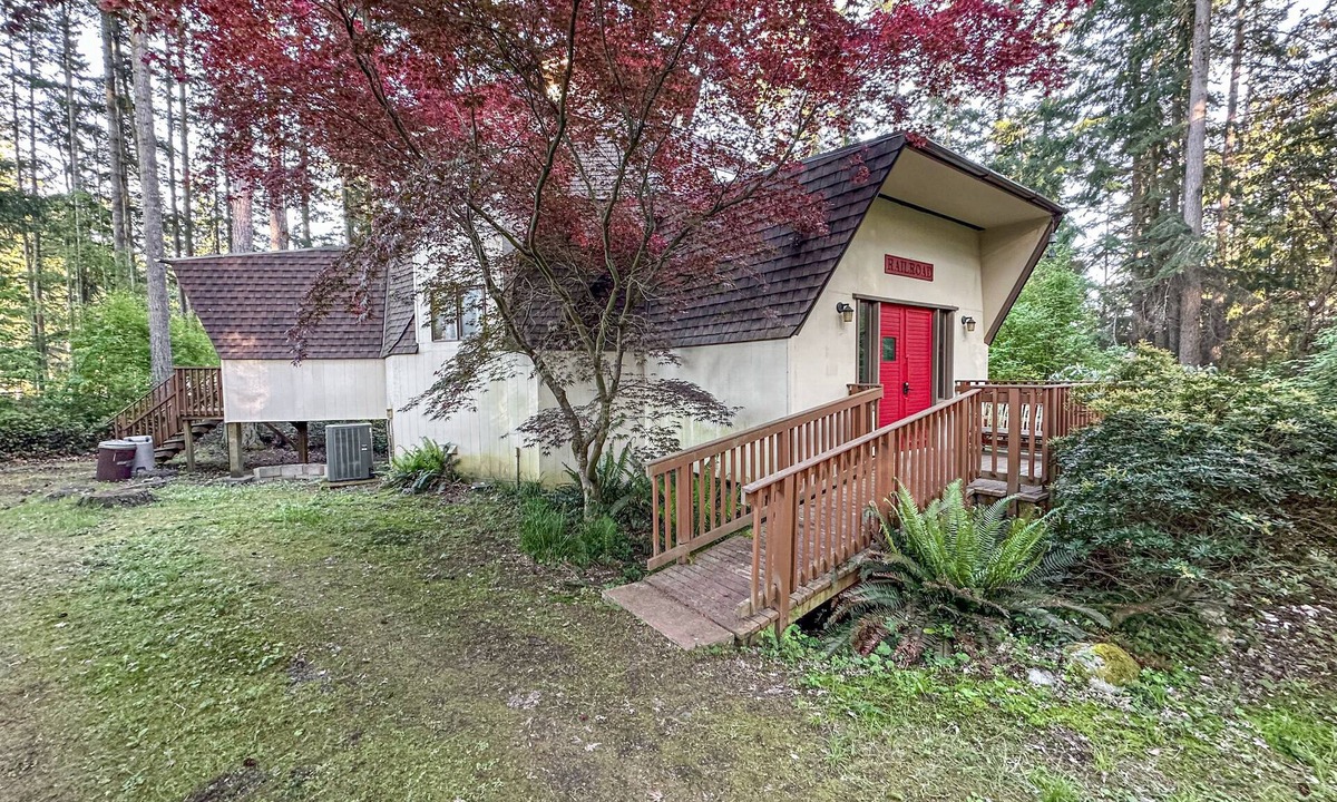 Greenbank House | Island getaway with balcony, Wifi, Washer/Dryer and waterview