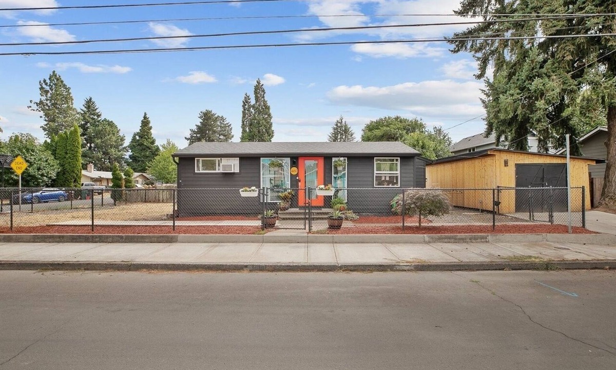 Hillsboro House | It's Springtime in the PNW, come on out and enjoy!