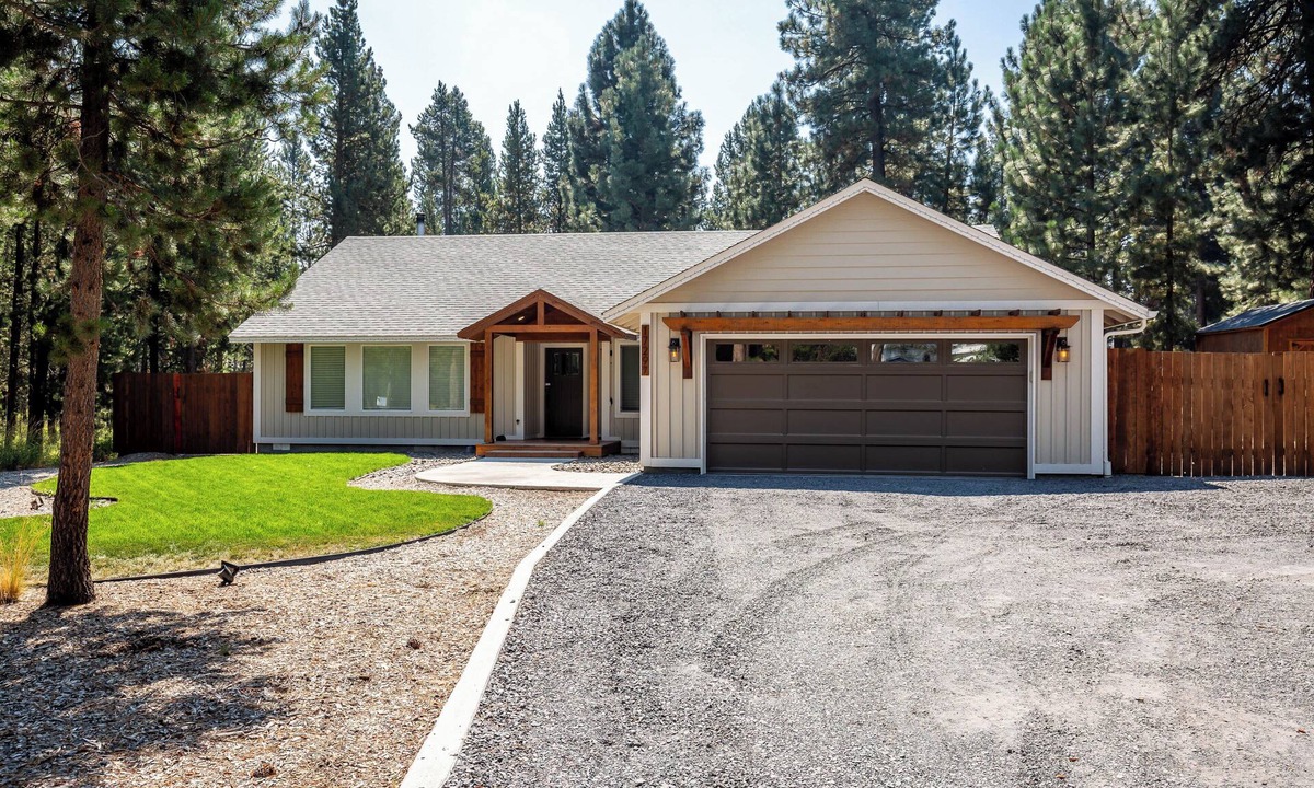 Three Rivers House | JACI97-Dog-Friendly Retreat Near Sunriver | Firepit + Fenced Yard