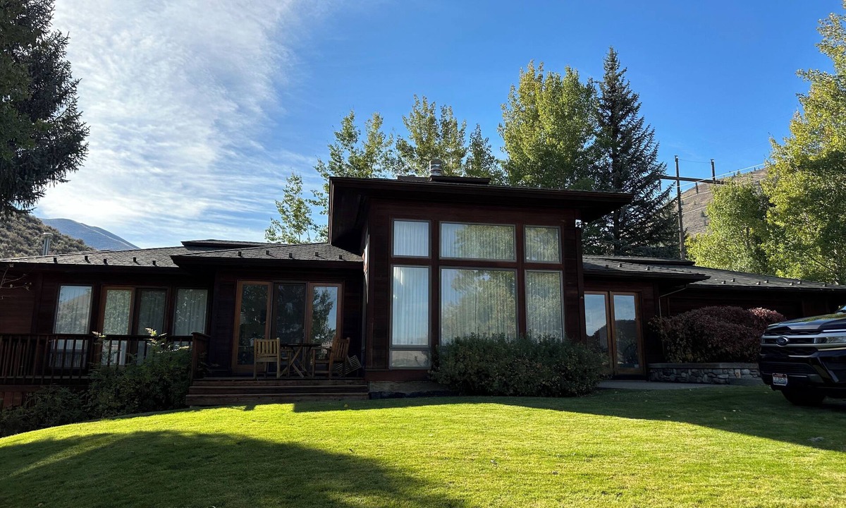 Twin Creeks House | JULY special ! Quiet, spacious, 4 bdrm home, 2 frplaces, jacuzzi tub, deck!
