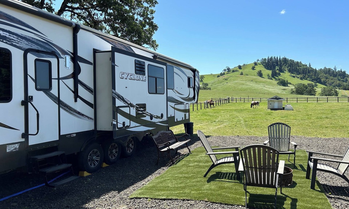 Roseburg House | Just off I-5, RV available on a secluded lot. Close to town.