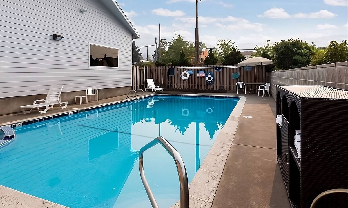 Grants Pass Hotel | Just What You Were Looking For! Amazing Unit Awaits! Close to Hellgate Canyon!