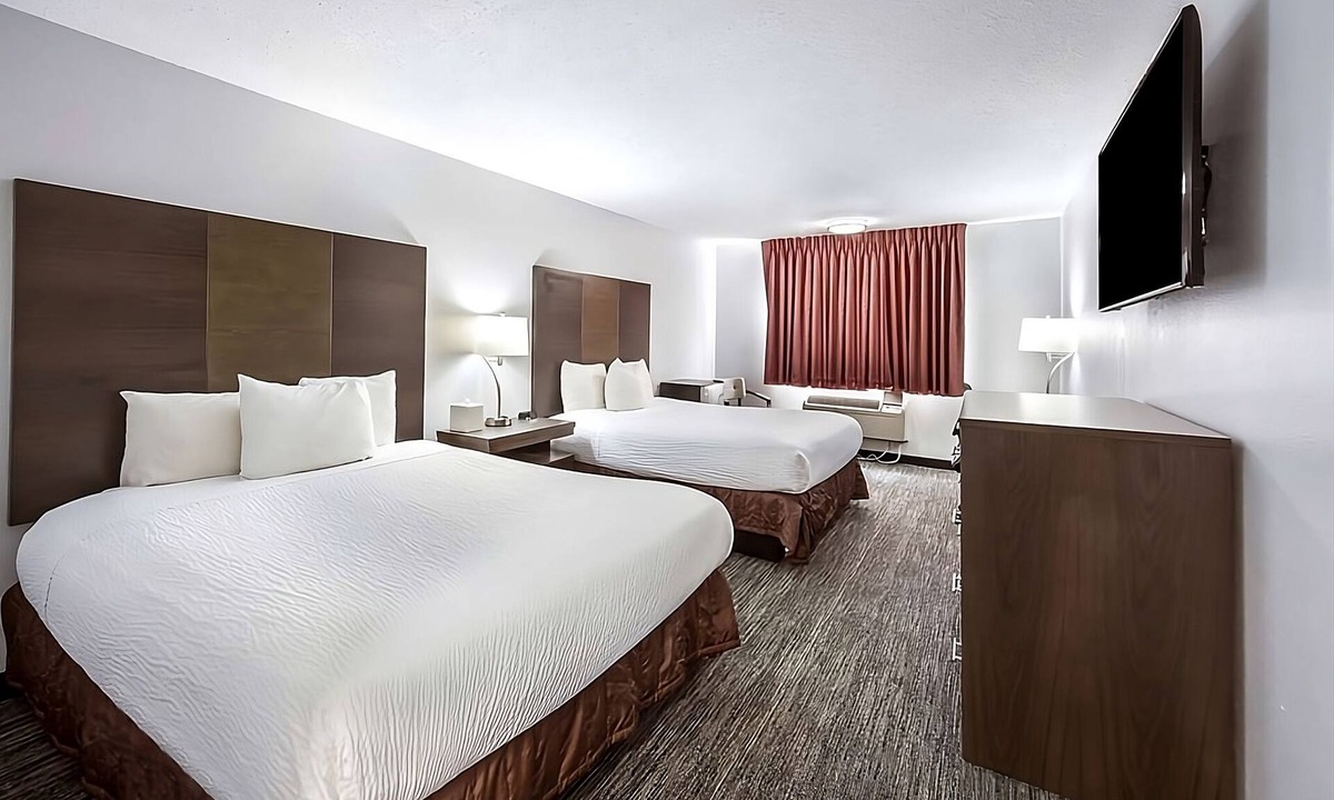 Grants Pass Hotel | Just What You Were Looking For! 2 Spacious Units. Close to GP Shopping Center!