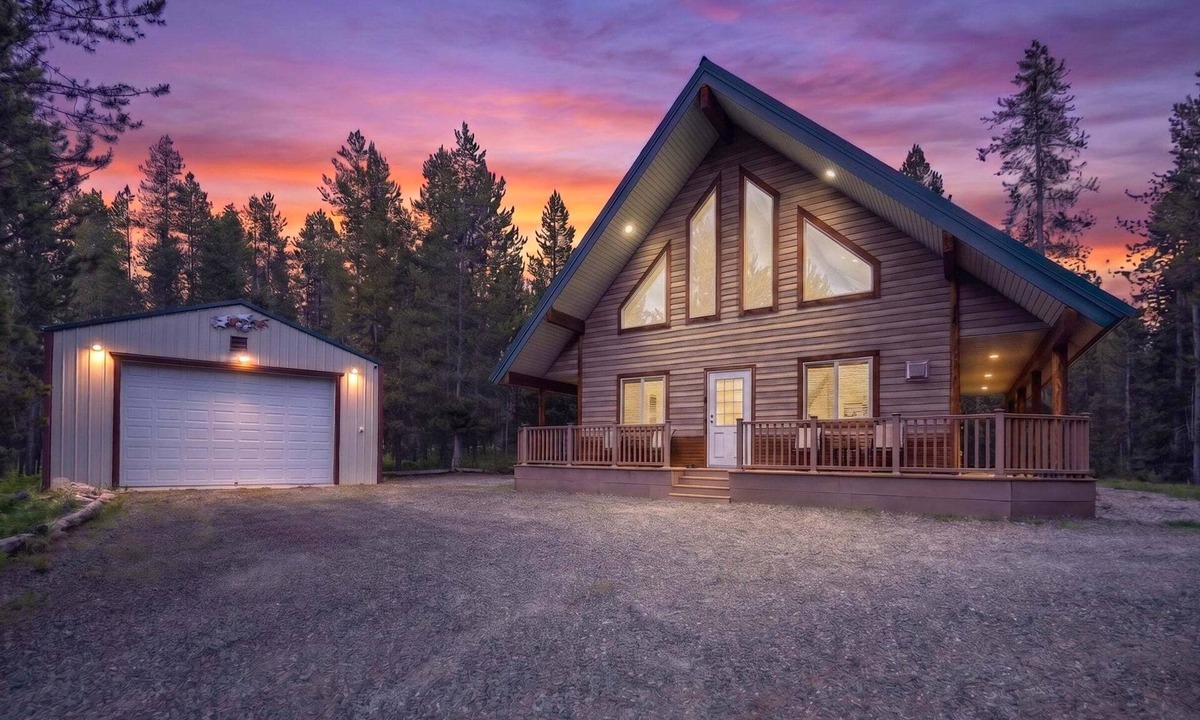 Island Park House | KABINO: Hot Tub Dog Friendly Foosball Fire Pit SmartTV WiFi