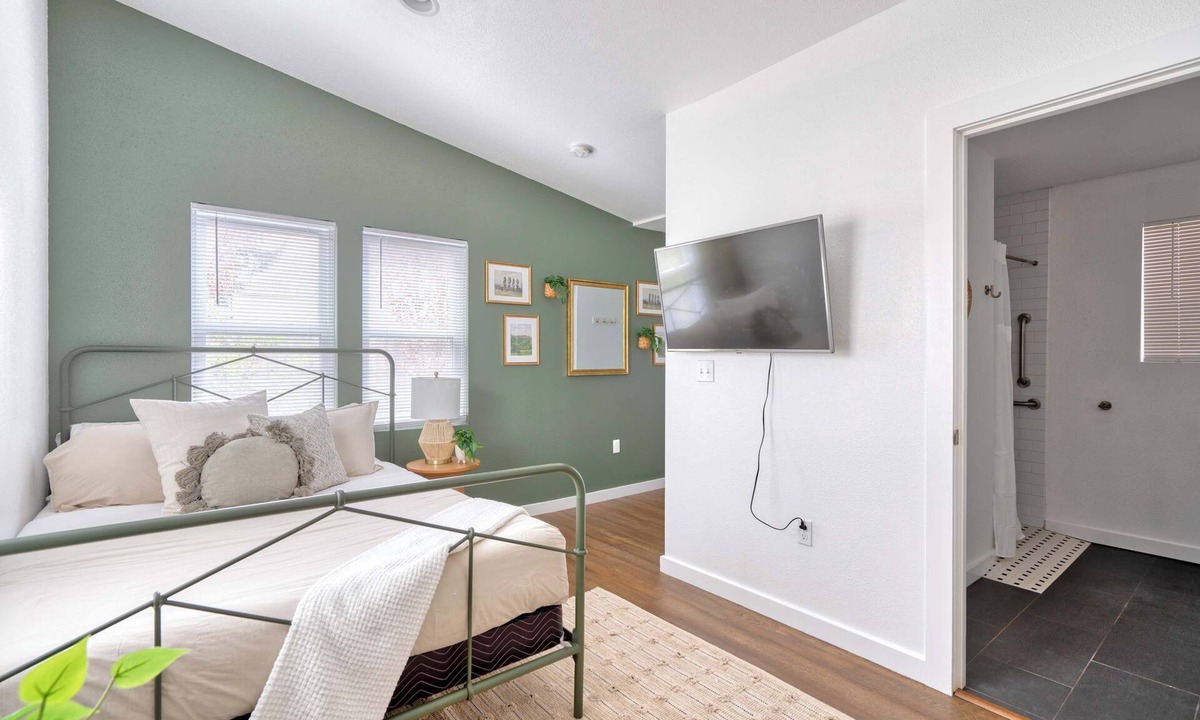 Sullivan's Gulch Apartment | Kerns Urban Cabin New Build AC Walkable