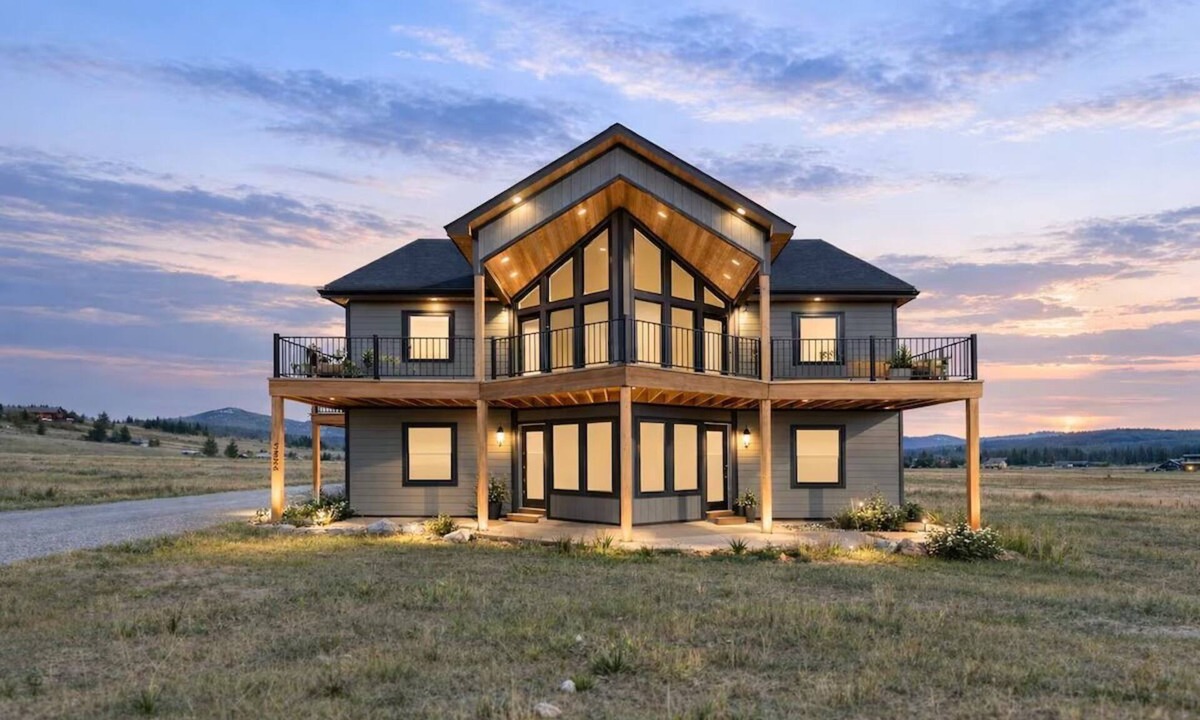 Island Park Villa | Kestrel Villa+ 5BR + Your Yellowstone Base + Hot Tub + AC + Sled-In/Sled-Out