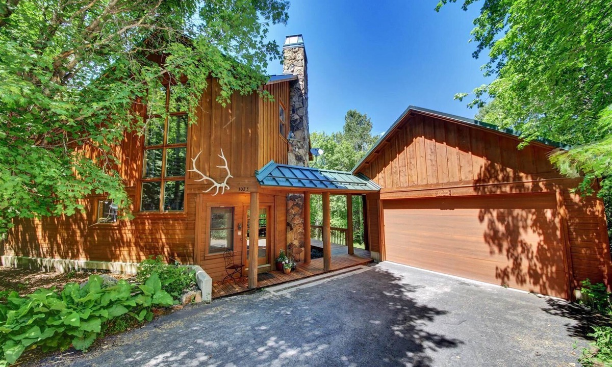 Sundance Cabin | KING BED, HOT TUB, SEPARATE GUEST HOUSE, BACK LAWN, WOOD FIREPLACE