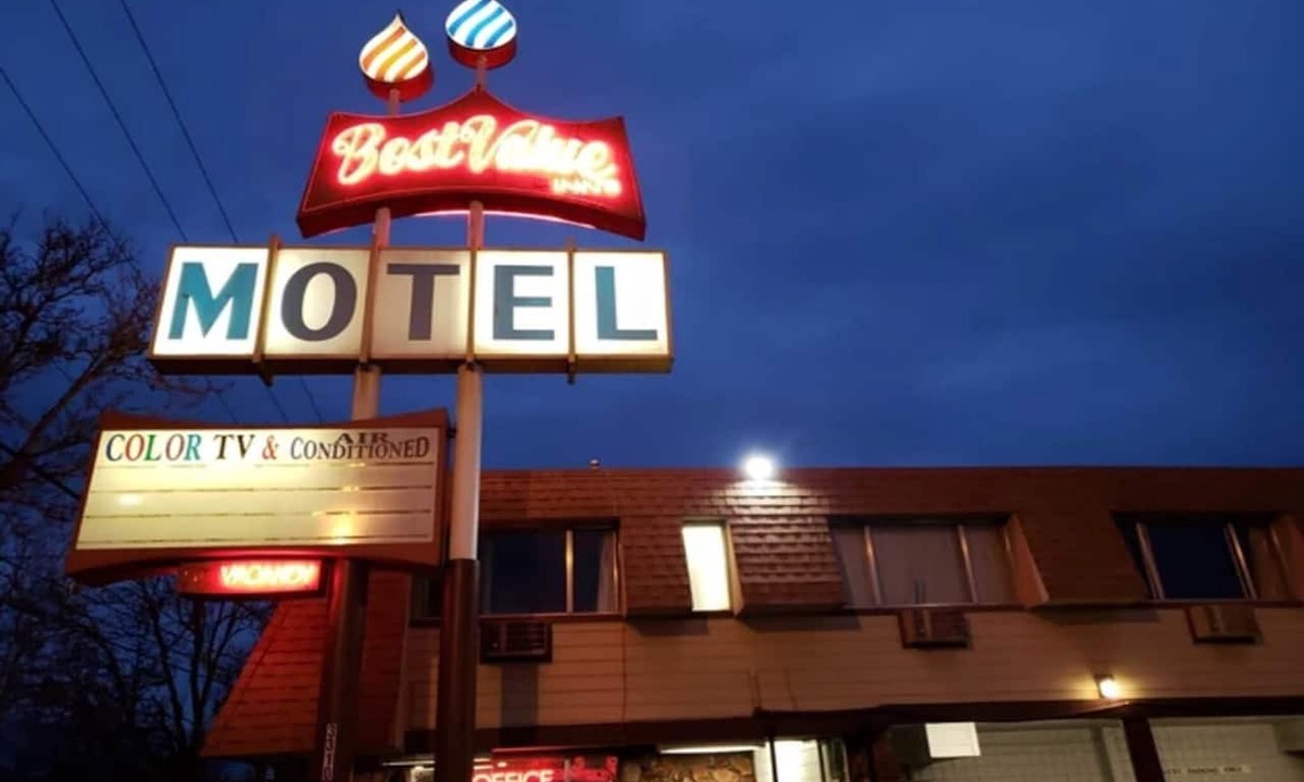Powellhurst-Gilbert Hotel | King Bed | Non-Smoking