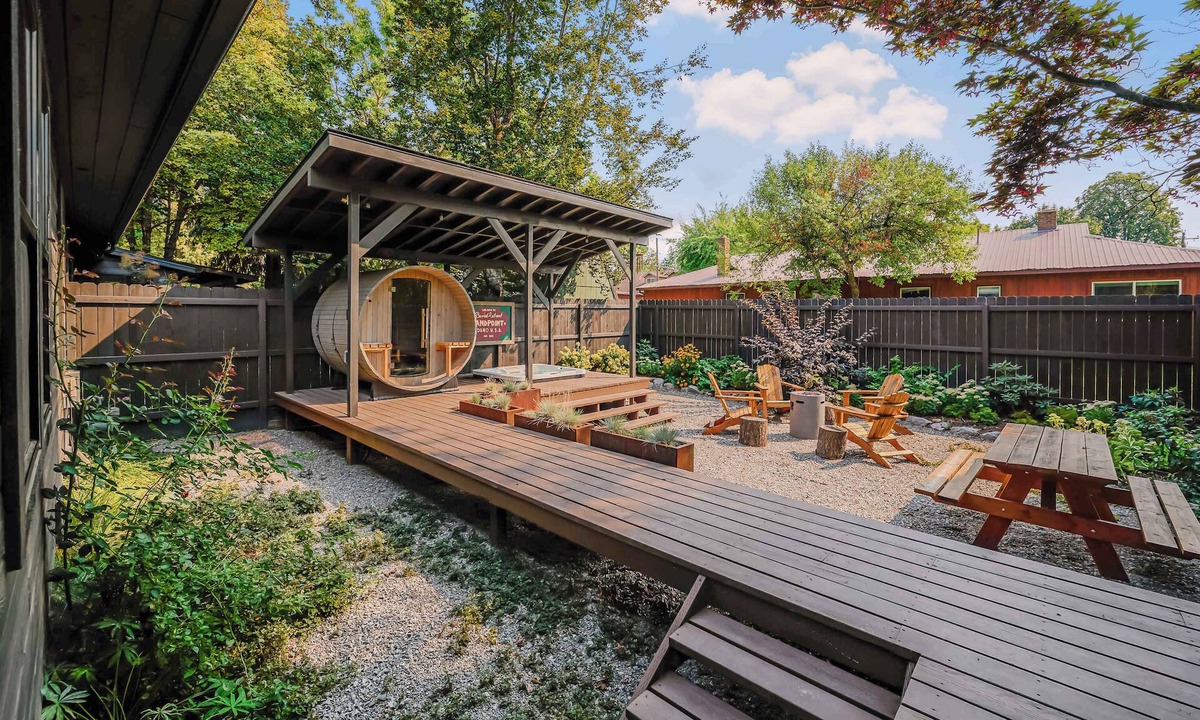 Sandpoint House | King Bed + Sauna + Hot Tub | Walk to Downtown