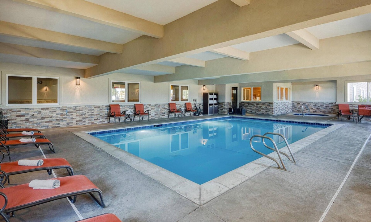 Blackfoot Hotel | King Room with Heated Indoor Pool Access | Walk to Jensen Grove Park (0.1 mi)