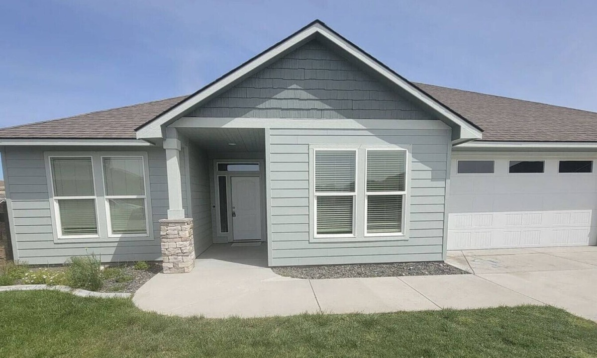 Kennewick House | King Suite, 3 Car Garage & Yard 3/2