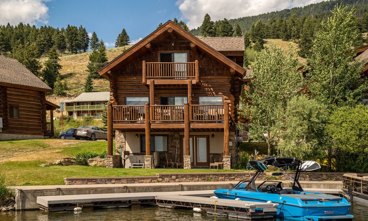 West Yellowstone Cabin | Kings Cabin: Stunning 3-bedroom retreat on Hebgen Lake, 16 mins from Yellowstone.