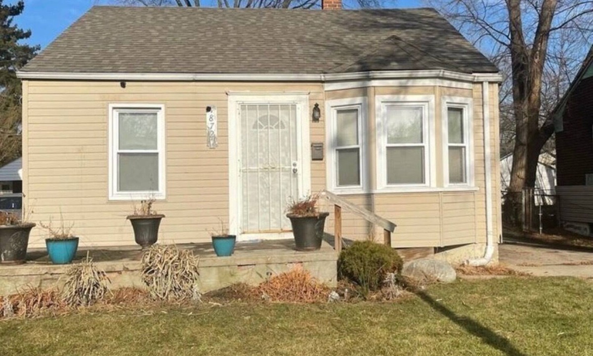 Harper Woods House | Kingsville Place a 2-bedroom house with AC in Harper Woods
