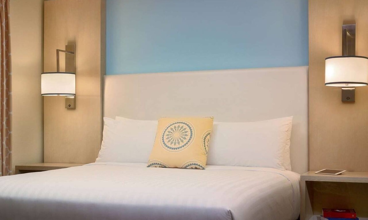 Auburn Hills Hotel | Kitchenette, Outdoor Pool, Free Breakfast, Convenient Stay at Auburn Hills!