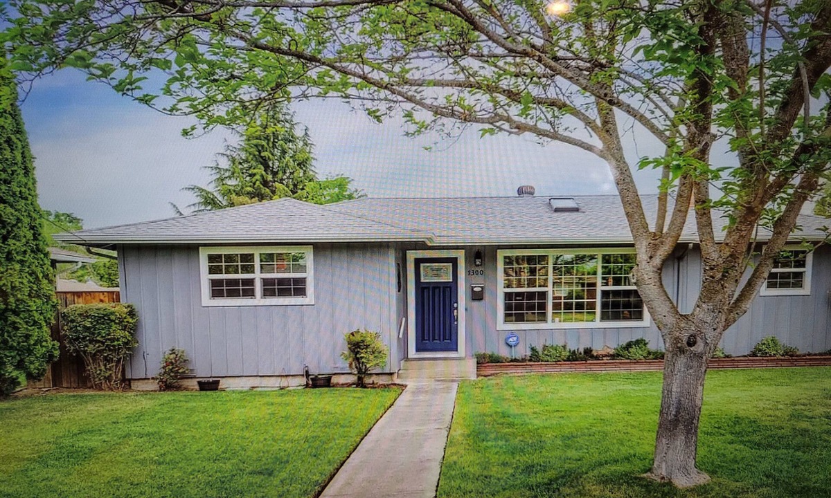 Medford House | La Bella Vista. Close to downtown & shopping, public transportation.