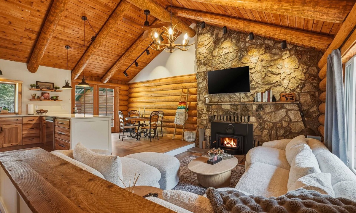 La Pine Cabin | La Pine Cabin Near Deschutes River and Trails