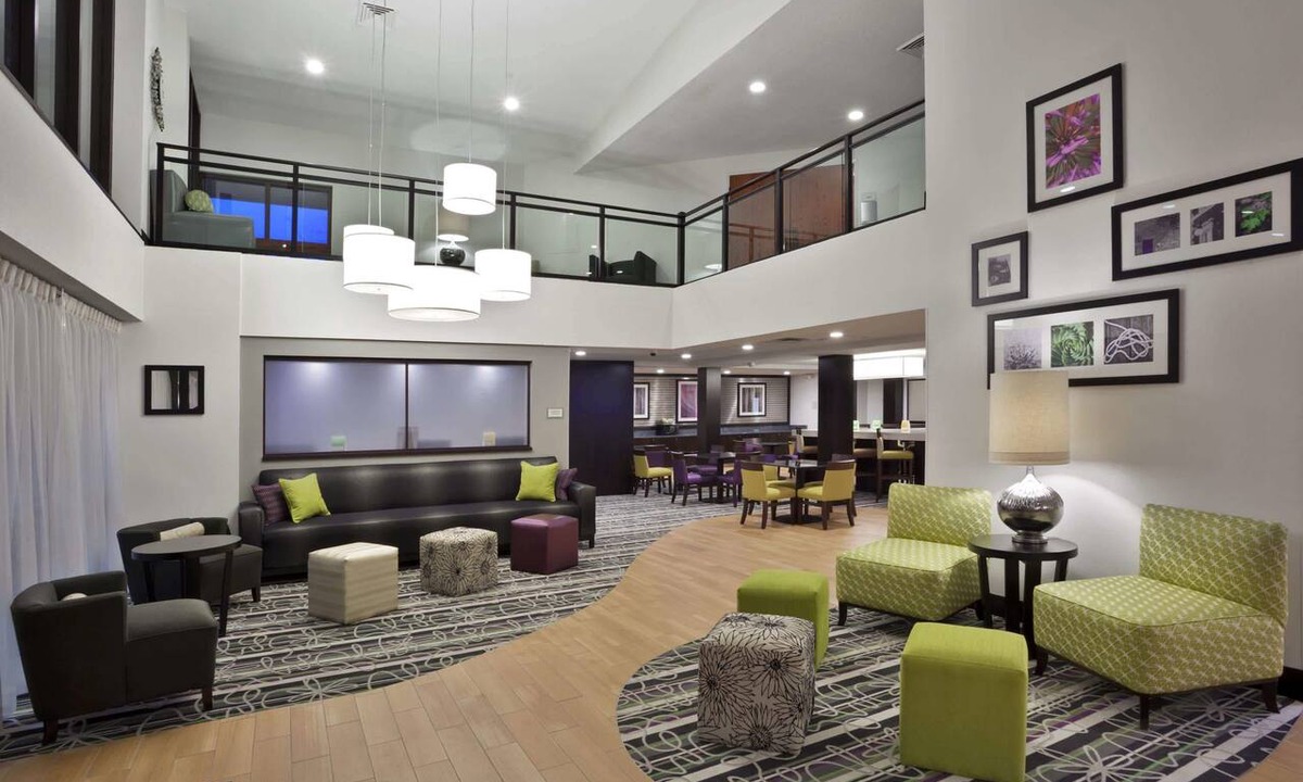 Romulus Hotel | La Quinta Inn & Suites by Wyndham Detroit Metro Airport