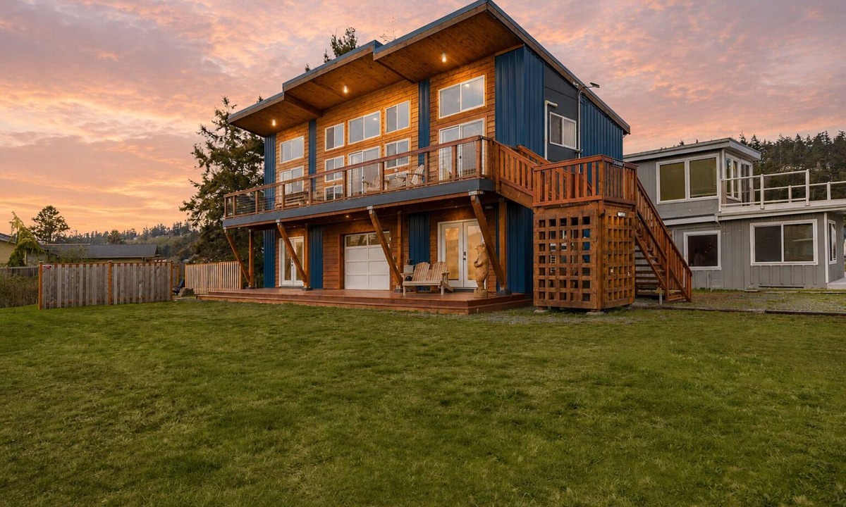 Lagoon Point House | Lagoon Point Retreat Beach Access + Fire Pit + Game Room | Chateau Coho