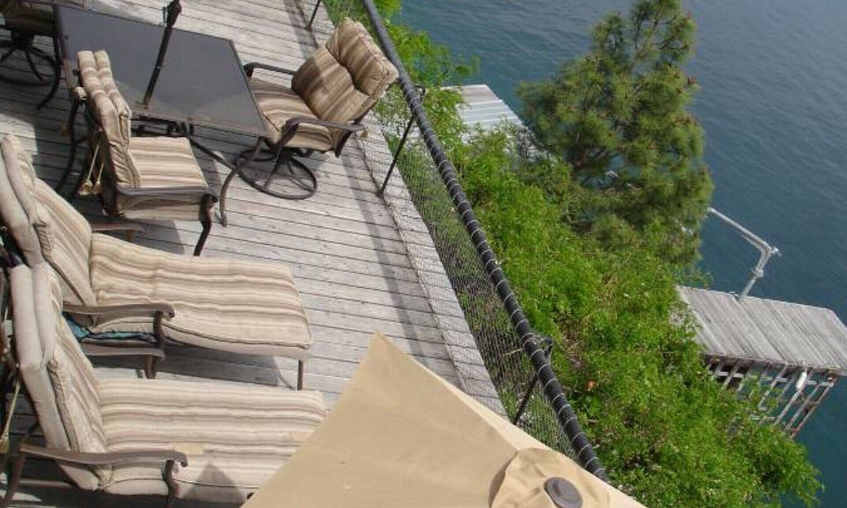 Manson House | Lake Chelan Private Waterfront Home, Exclusive Docks & Moorage. Pets Welcome.