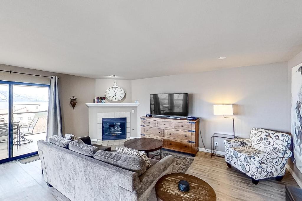 Chelan Apartment | Lake Chelan Shores Sleek Stunner 19 to 4