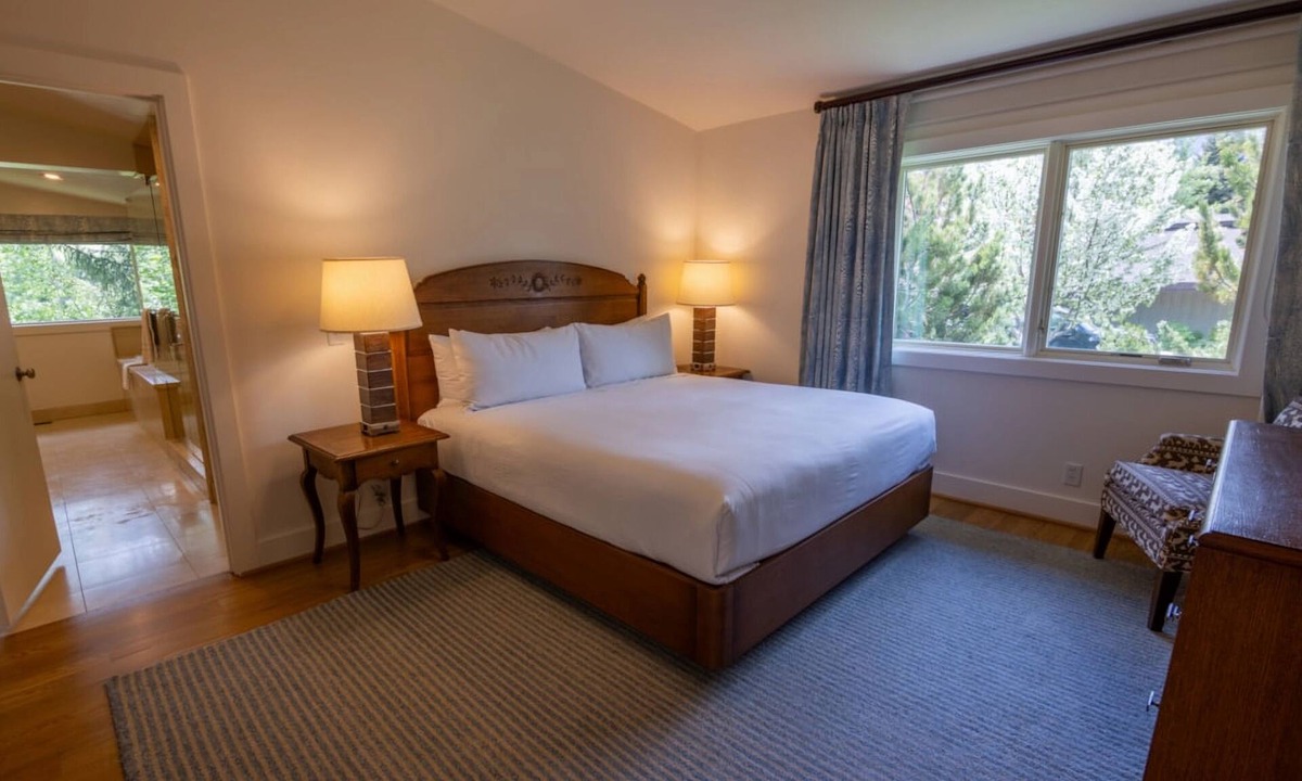Elkhorn Cottage | Lake Cottage w/Stunning Views, Private Deck & Steps from Village Shops & Trails