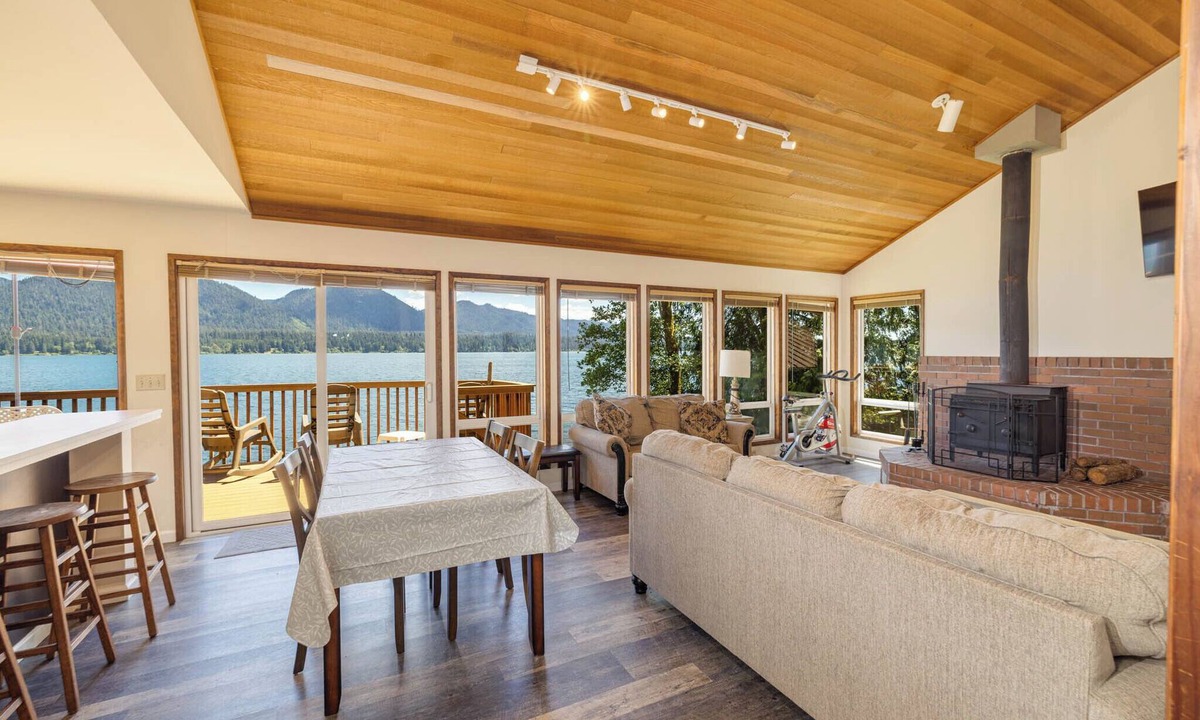Amanda Park House | Lake front Quinault Cottage Inside Olympic National Park