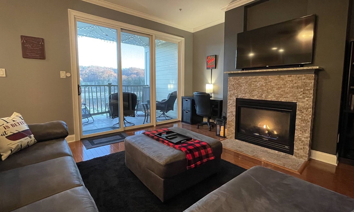 Andersonville Condo | Lake front villa! 10 Minutes from I-75! No Stairs, all one level.