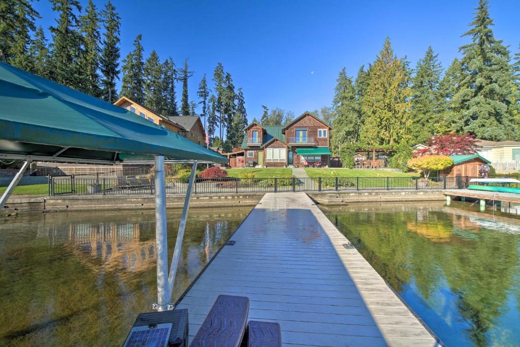 Eatonville House | Lake Lovers Oasis Hot Tub and Mt Rainier View!