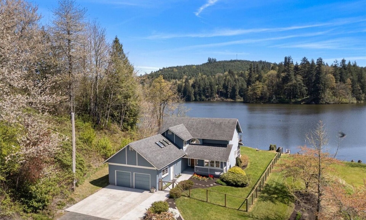Lake McMurray House | Lake McMurray Lodge - Waterfront Farmhouse w/5 Bedrooms +