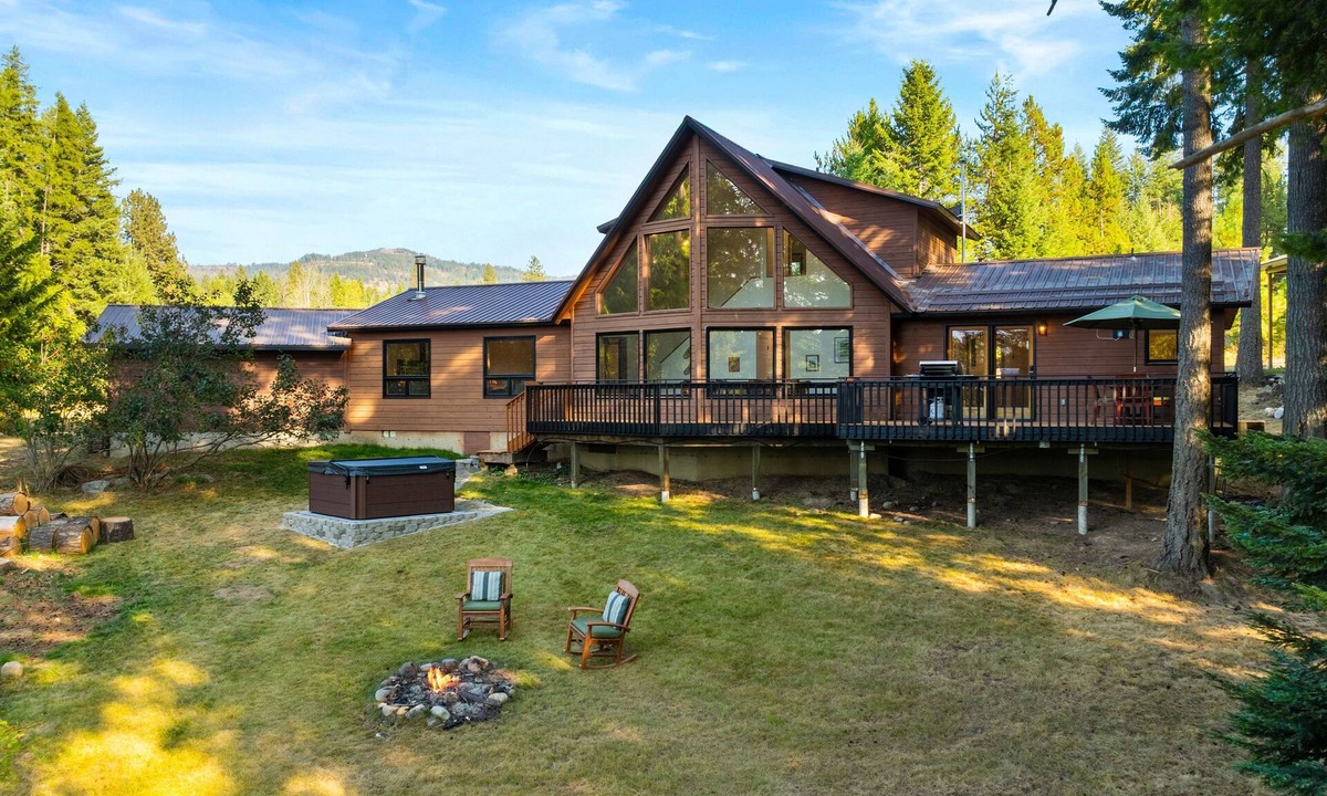 Sagle House | Lake+Mountain Views - Hot Tub - Hideaway Lodge