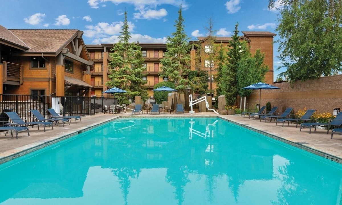 Chelan Resort | Lake Ozarks | Romantic Lake Retreat | Pool + Lake