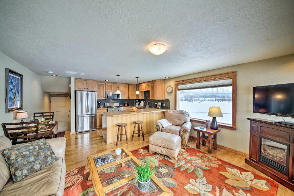 Sandpoint House | Lake Pend Oreille Condo w/Porch & Mountain View!
