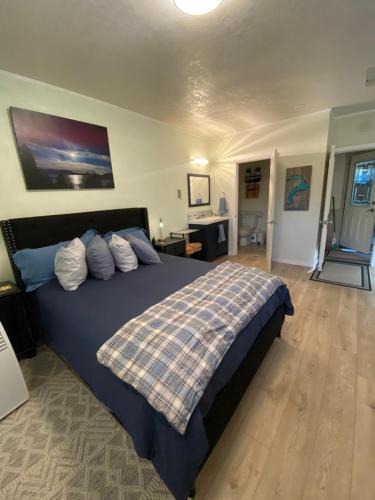 Ponder Point House | Lake Room