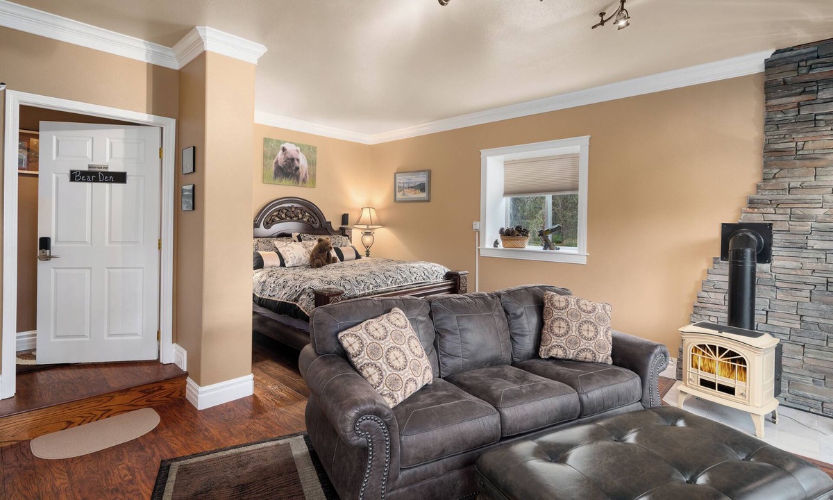 Evans House | Lake Roosevelt Suites - The Bear Den