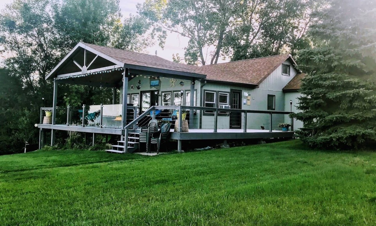 McLean County Cabin | Lake Sakakawea Lakefront ; Luxury Spacious 4-Bedroom Cabin