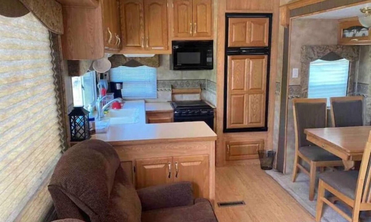 Swanlake House | Lake shore queen bed trailer, tiki torches, & tent space for extra guest