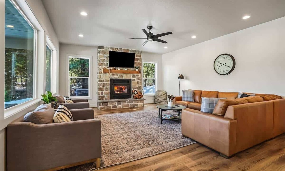 McCall House | Lake Town Vacation Retreat - Hot Tub!
