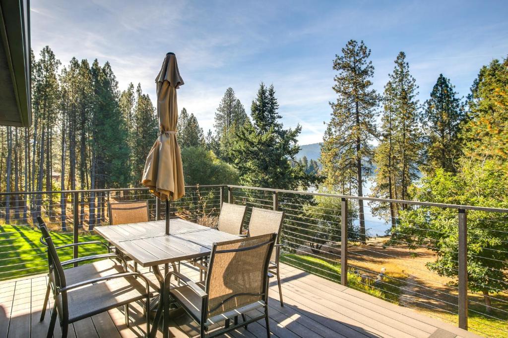 Hayden Lake Apartment | Lake-View Apt w/Furnished Deck in Hayden!