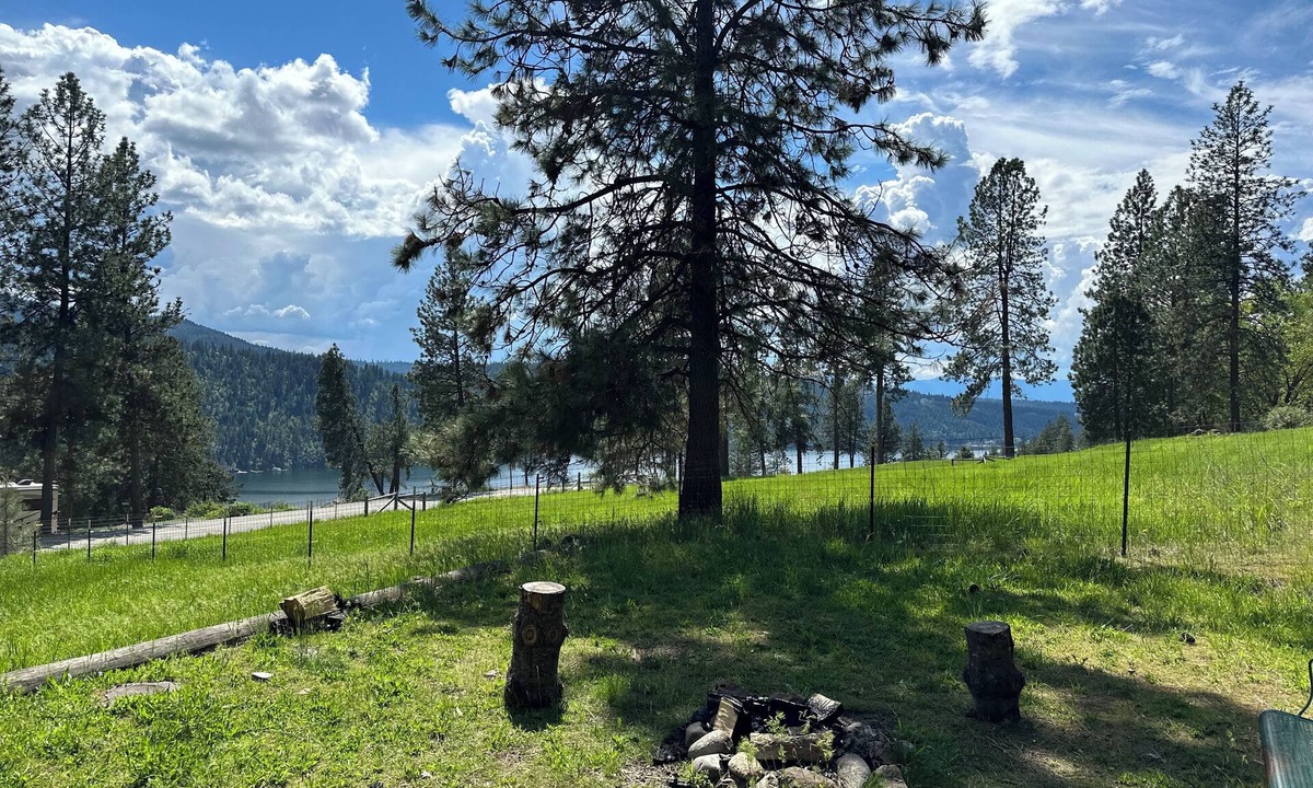 Coeur d'Alene Cabin | Lake view Cabin at Blue Creek – Romantic Pet-Friendly Getaway in Coeur d’Alene