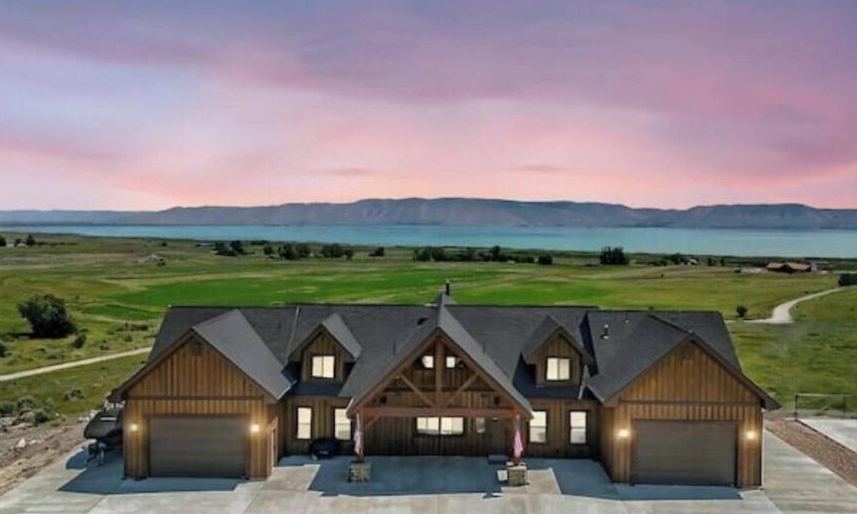 Fish Haven House | Lake View on 20 Acres-Hot Tub-Brand New-7 Bed/4Bath-Game Room/Basketball Court